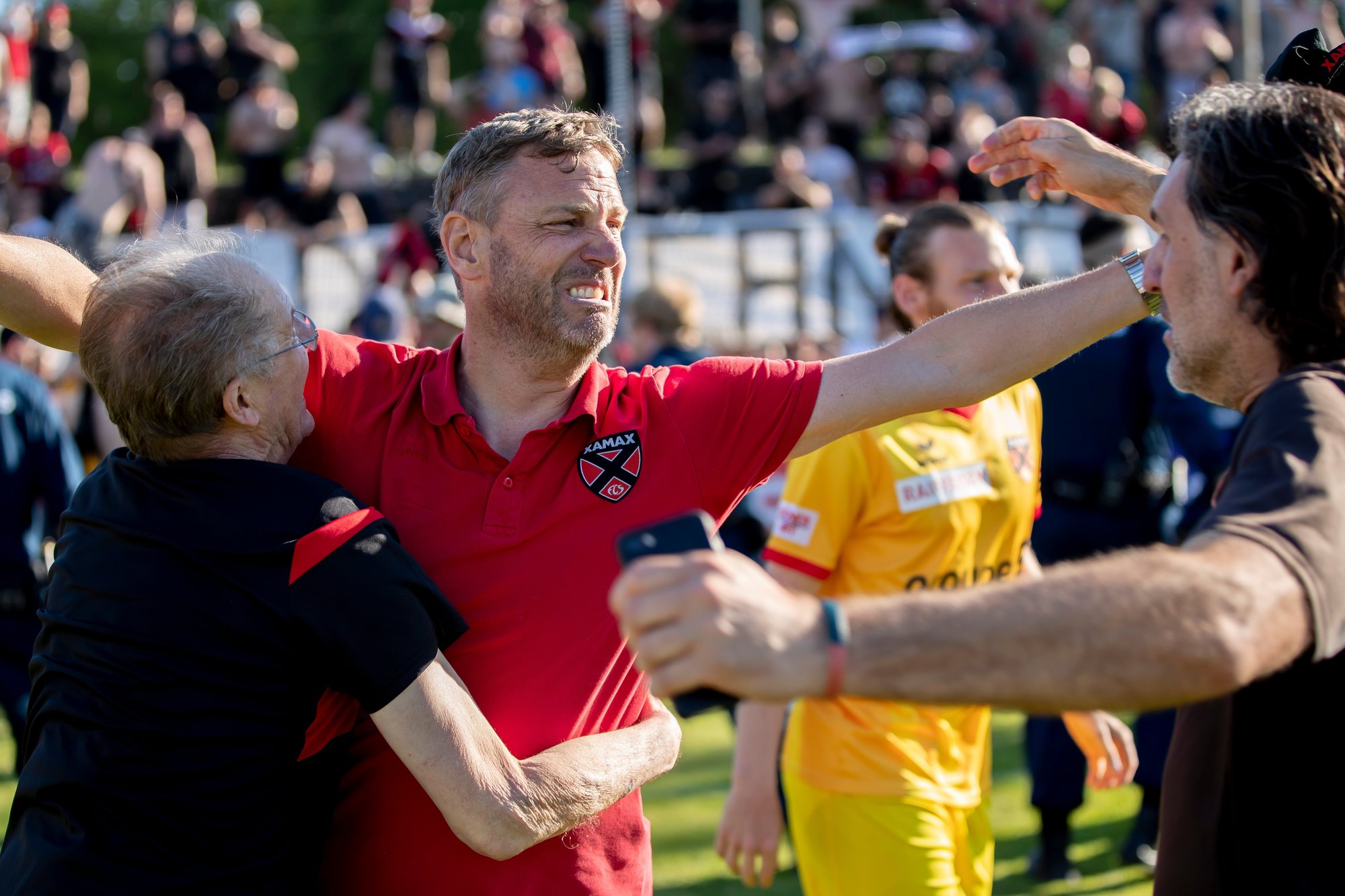 Stéphane Henchoz tombe dans les bras de Luca Ferro, actuel entraîneur des gardiens du FC Sion, au terme du maintien acquis contre le FC Aarau. le 2 juin au Brügglifedl