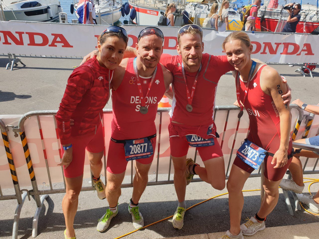 Mariana Solorzano, Nicolas Debons, Vincent Rochat et Valérie Dirren, quatre des huit membres du Triathlon Club Valais à l'arrivée.