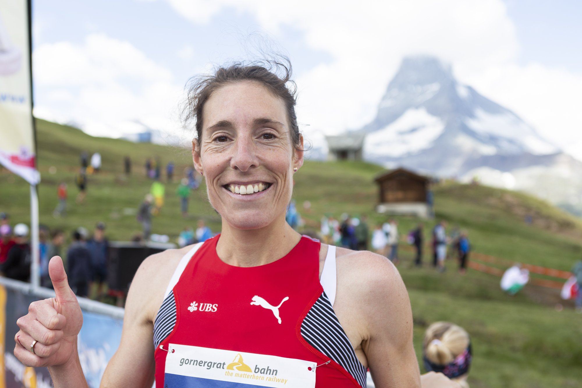 Maude Mathys célèbre sa victoire lors des championnats d'Europe de course de montagne en juillet à Zermatt.