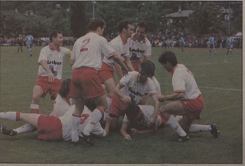 Les joueurs du FC Naters se congratulent après leur victoire contre Bulle lors des finales de promotion en Ligue nationale B au terme de la saison 1994-1995.