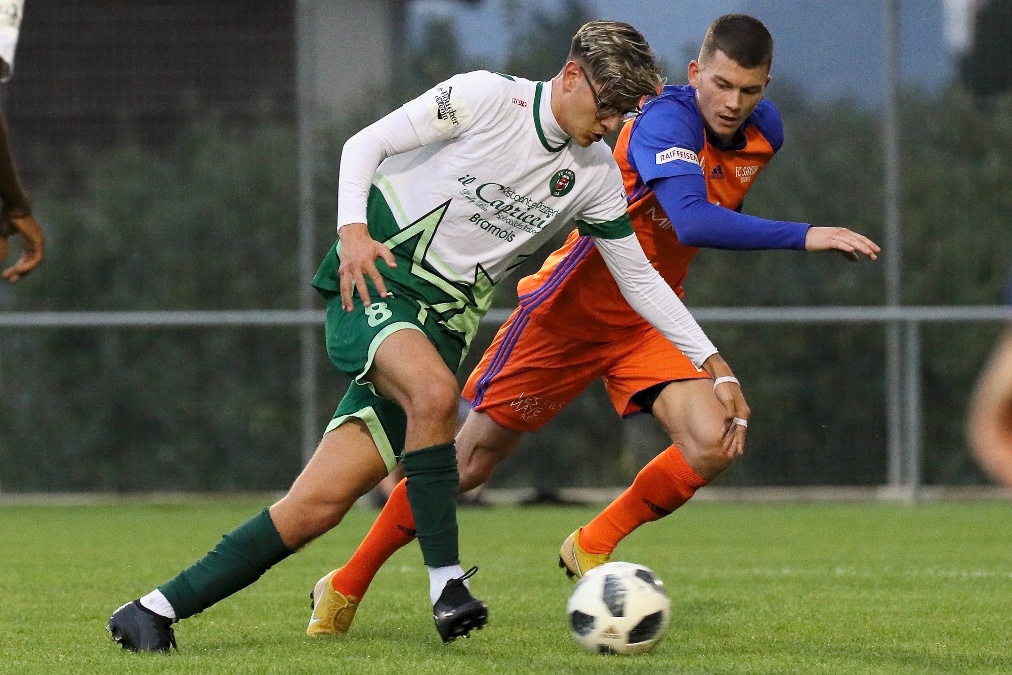 Le Bramoisien Luigi Miano tente de déborder le Saxonnain Cédric Proz.