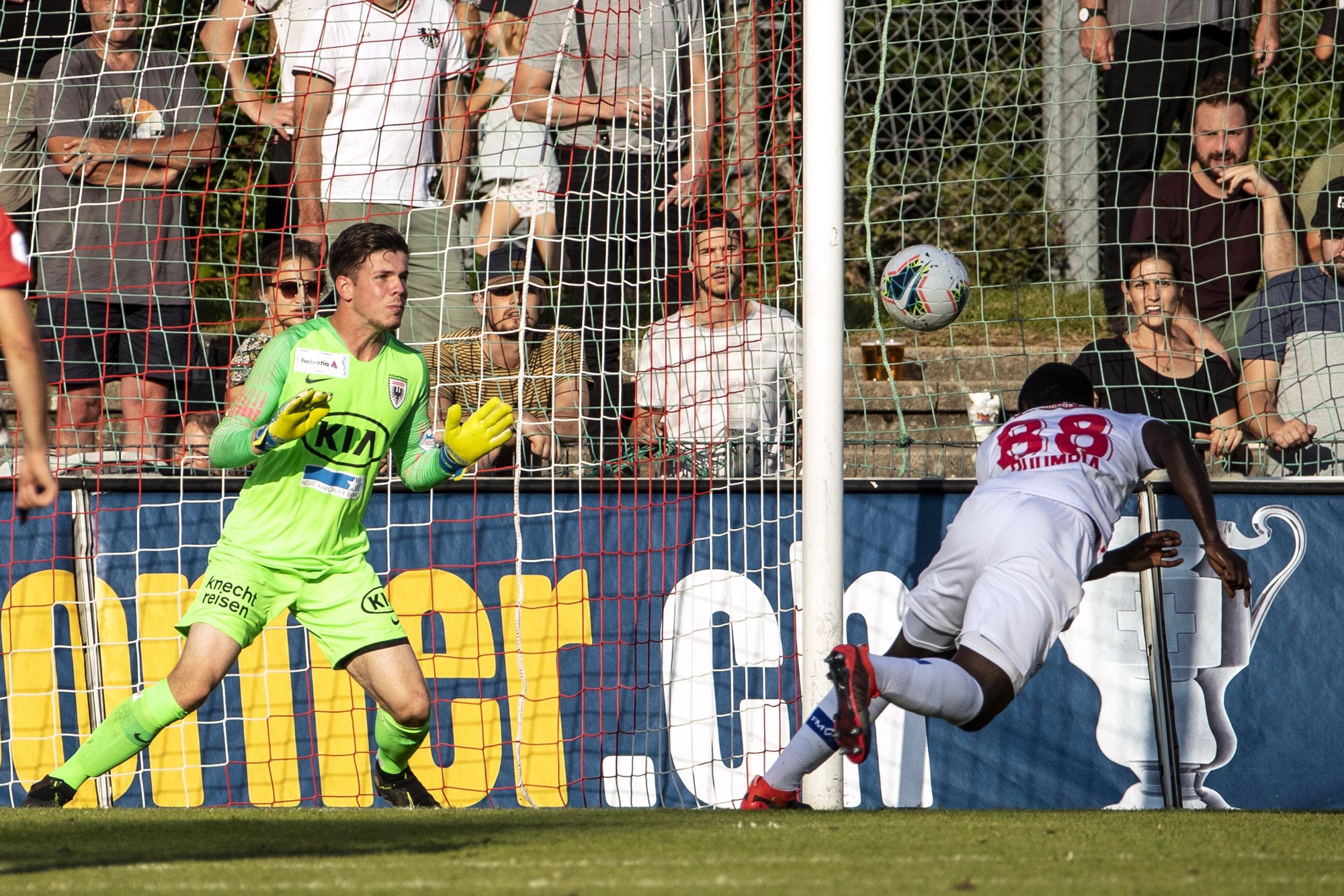 Seydou Doumbia catapulte le ballon de la tête dans les filets de Nicholas Ammeter pour donner la victoire et la qualification au FC Sion contre Aarau.
