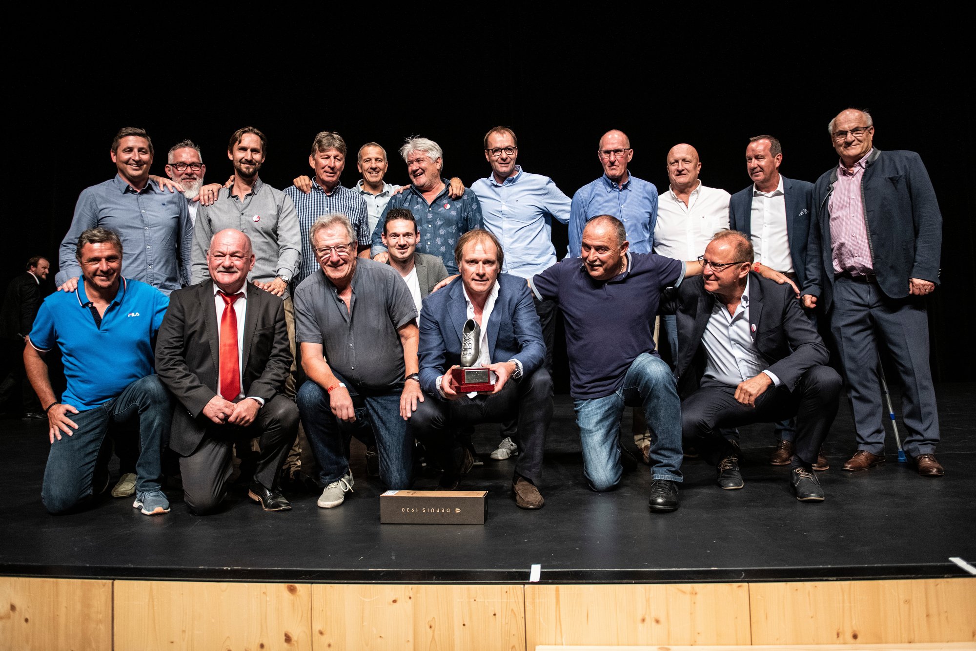 Une photo d'équipe a encadré pour le lauréat Alain Geiger et le restant des nominés au titre de footballeur valaisan du siècle.