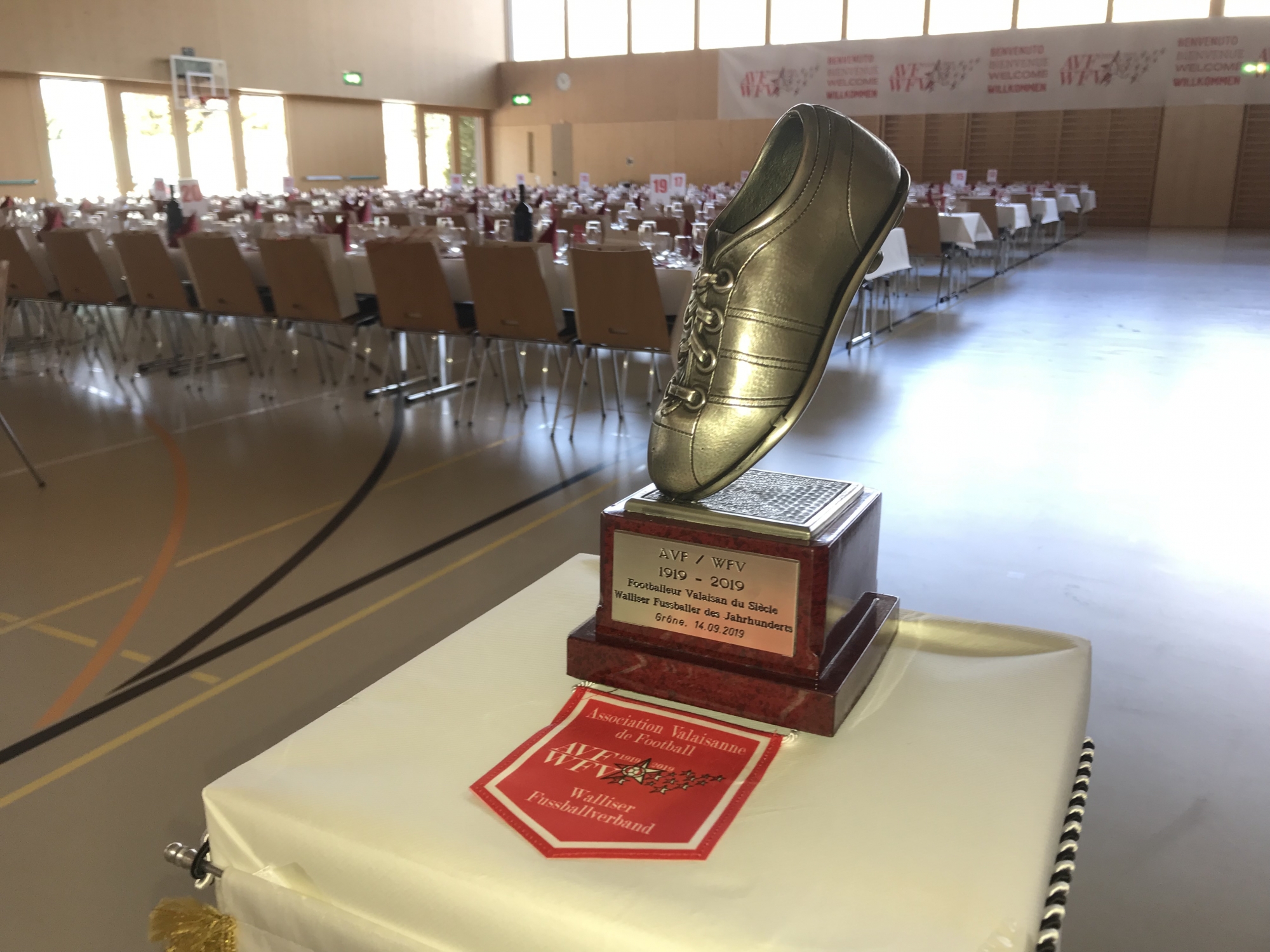 Le trophée du footballeur valaisan du siècle remis à l’occasion des 100 ans de l’Association valaisanne de football.
