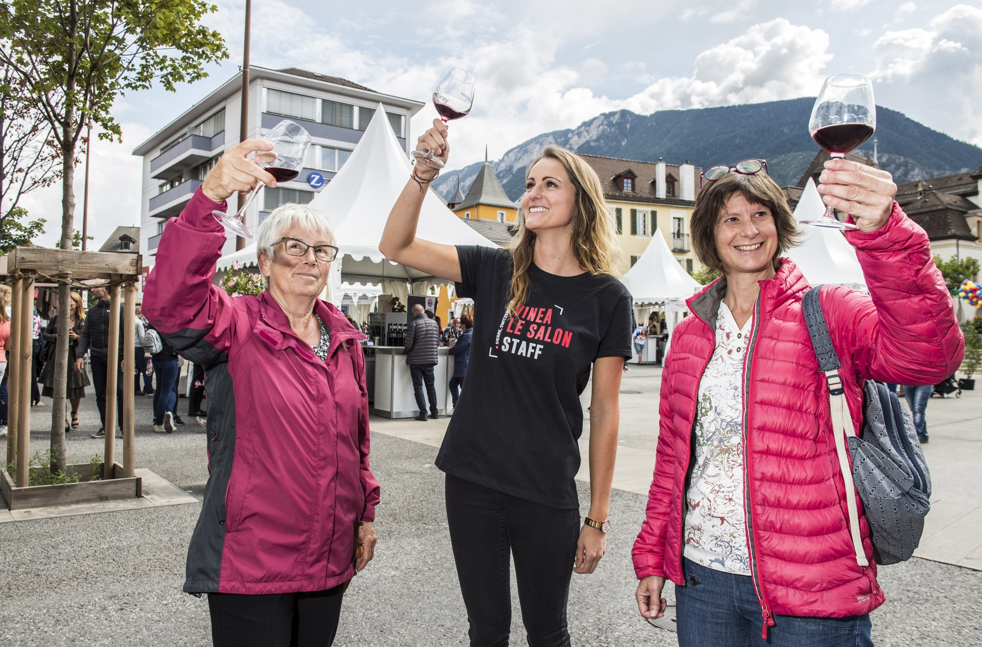 «Wine Angel», Romaine Christen (au centre) a guidé Isabelle Zufferey et Valérie Duvanel à travers le salon à Sierre samedi. 