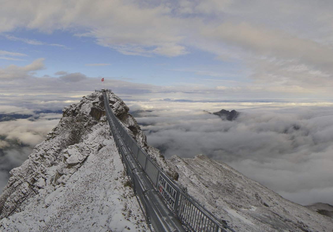 La passerelle du "Peak Walk" de Glacier 3000, dans les Alpes vaudoises, a blanchi durant la nuit.