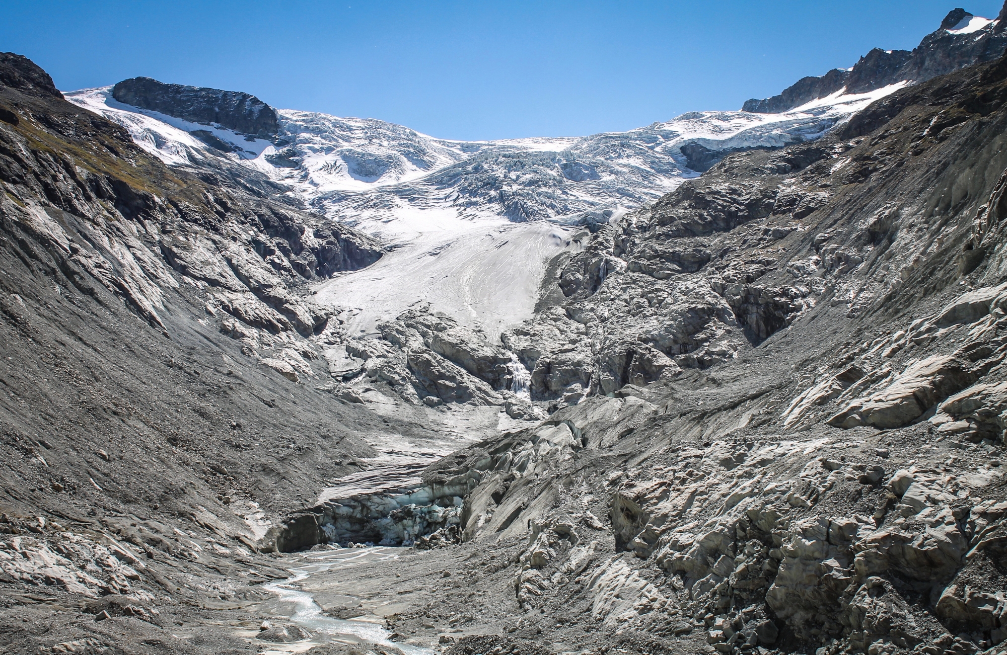 Depuis cet été, le glacier de Ferpècle est coupé en deux. Le front glaciaire, suspendu à la barre de rocher, est amenée à fondre rapidement du fait de la chaleur de la roche. A son pied, une zone morte qui n'est plus alimentée.