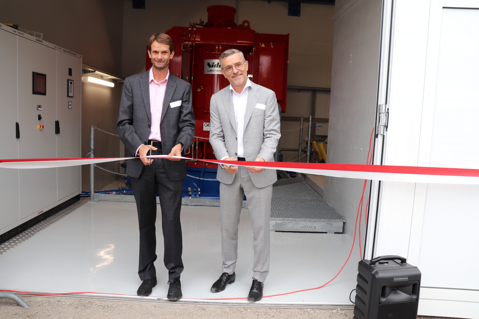 Laurent Lattion et Christian Petit inaugurent officiellement la petite centrale de l'Avançon.
