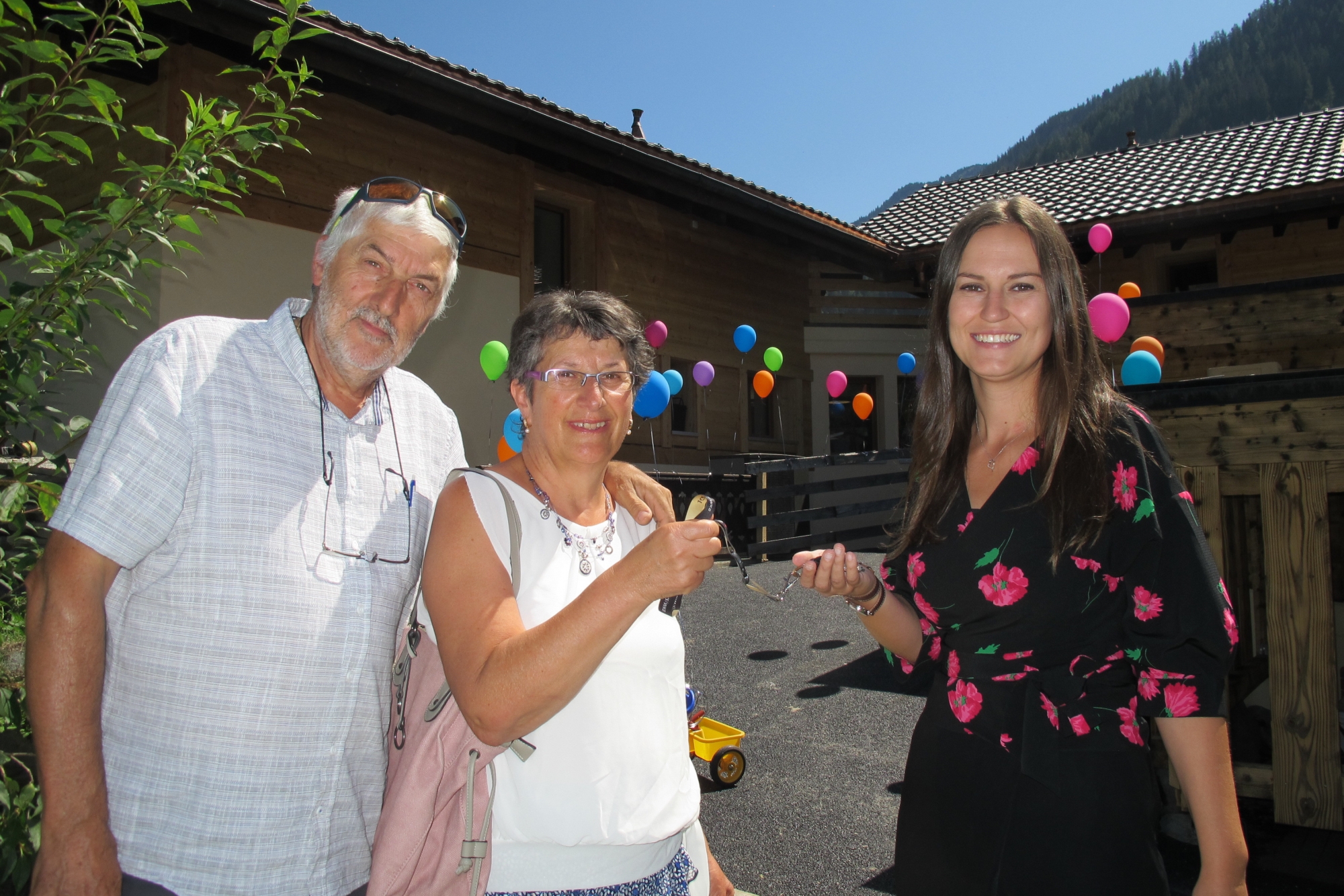 Michel et Marie-Cécile Guigoz remettent les clés de leur ancienne maison devenue l'Arche de Noël à Gentiane Bajrami, responsable de la structure pour Cité-Printemps.