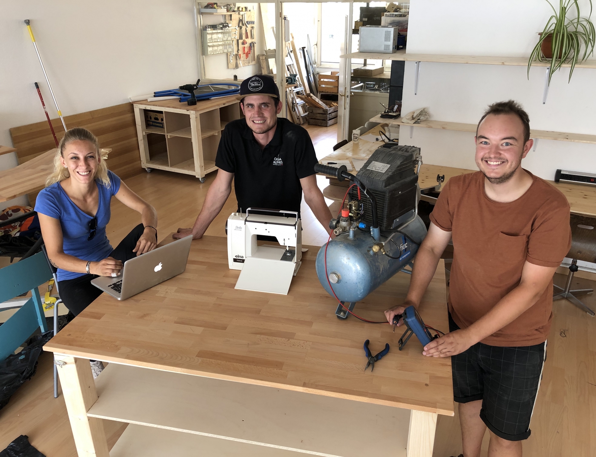 Aurélie Nanchen, Nicolas Fontaine (au centre) et Romain Constantin comptent parmi les membres du comité de coordination de l'association sierroise Le Satellite. Samedi et dimanche, ils inaugurent leur stamm, un espace dédié au partage d'objets et de compétences.