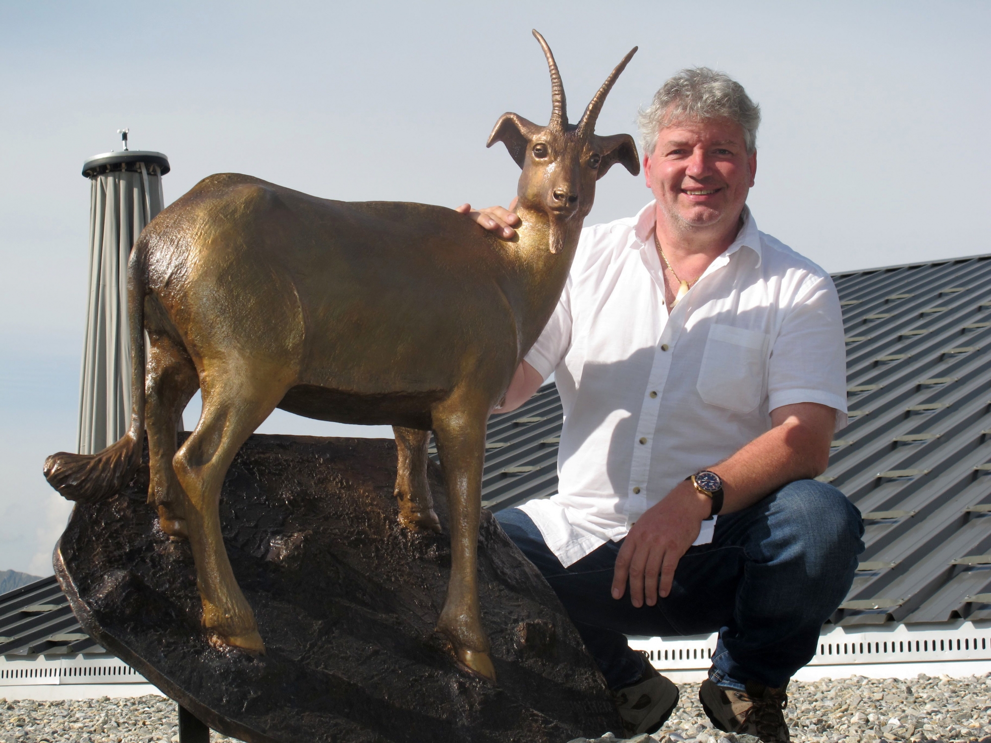 Le taxidermiste-sculpteur Christian Schneiter présente le dahu en bronze grandeur nature qui trône désormais sur le toit du Dahu à La Chaux.