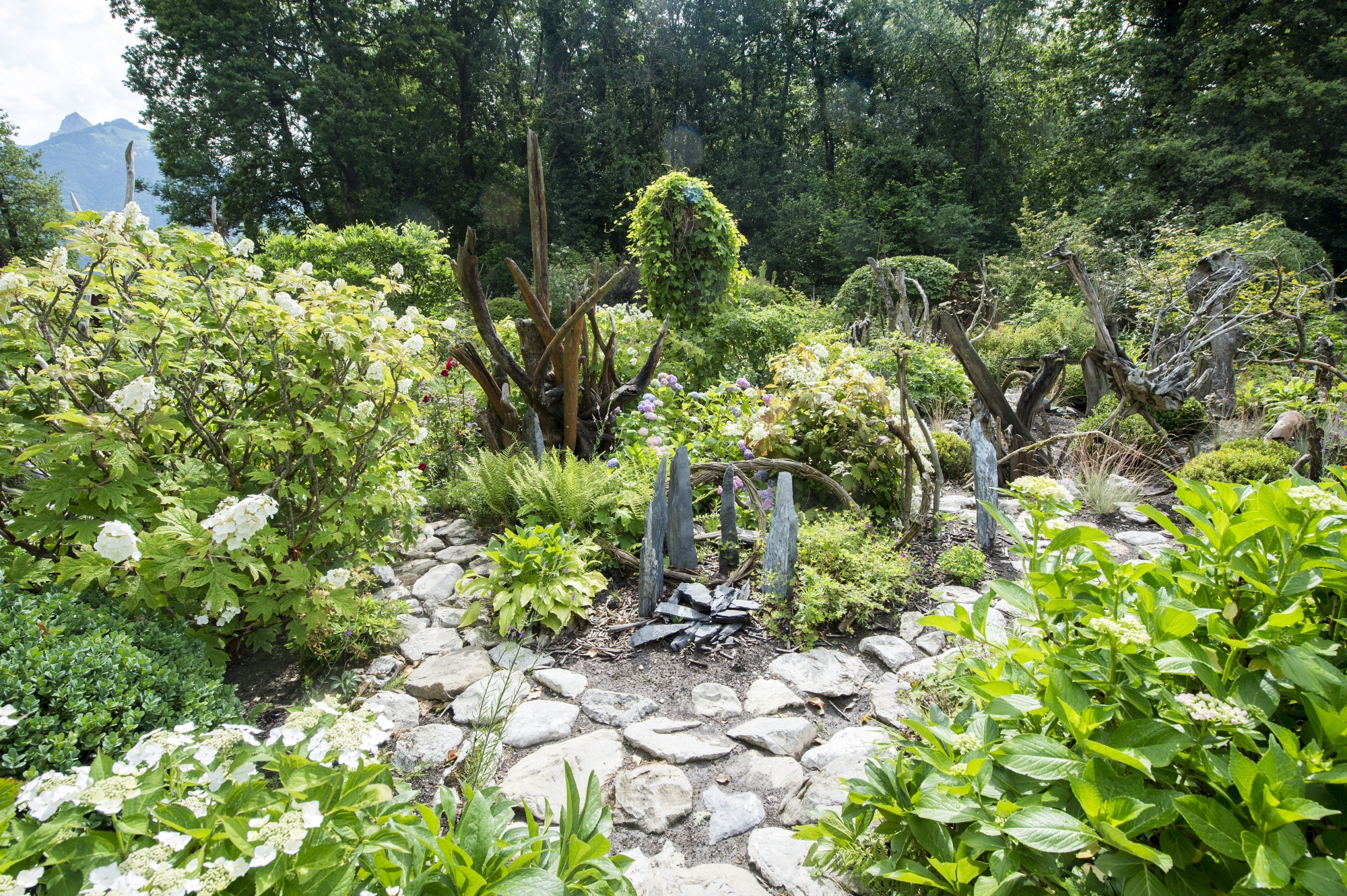  Le décor fantasque et romantique du jardin est instinctivement né de l’imagination d’un photographe épris de nature.
