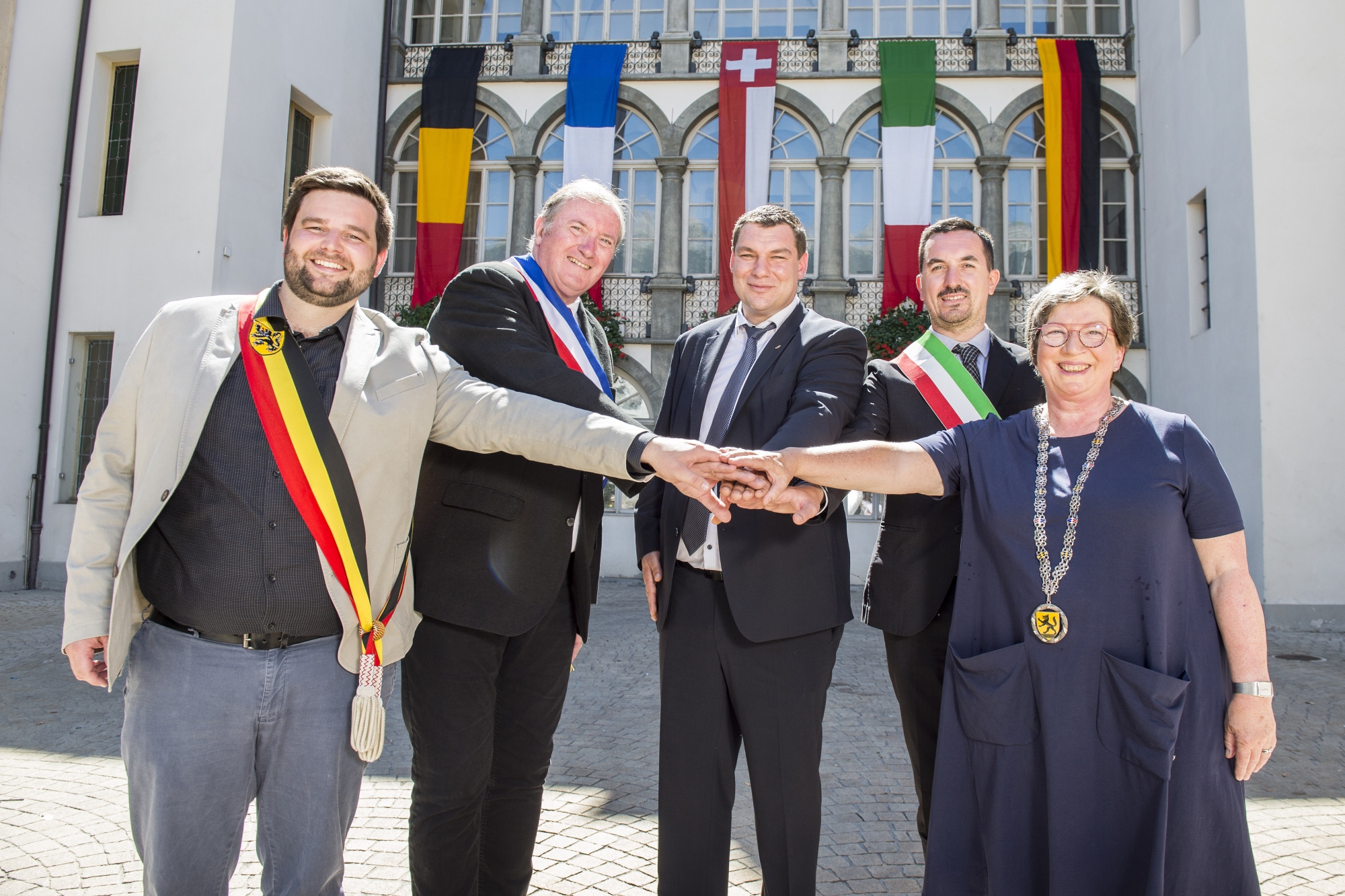 Sierre a renouvelé son serment de jumelage avec les maires des communes partenaires, dimanche 18 août. De g. à d.: Brent Meuleman, maire de Zelzate (Belgique), Jean-Yves Meyer, maire d'Aubenas (France), Pierre Berthod, président de Sierre, Matteo Gozzoli, maire de Cesenatico (Italie) et Ute Borchers-Seelig, maire de Schwarzenbek (Allemagne).