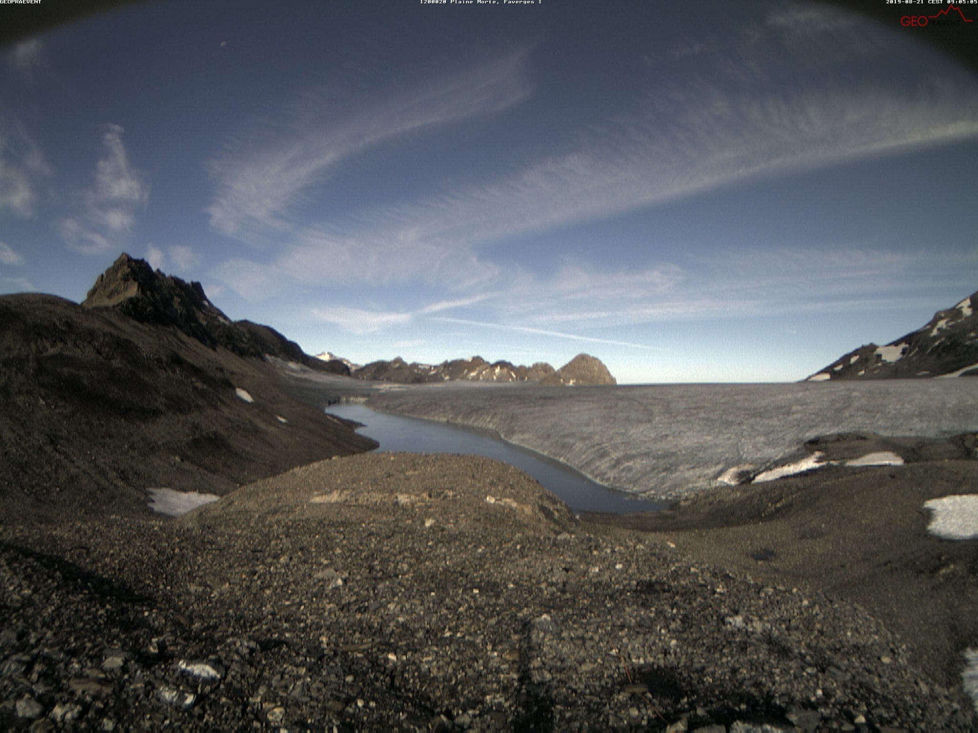 Le lac contient encore environ un demi-million de mètre cube d'eau, qui se déverse dans une nouvelle marmite glaciaire.