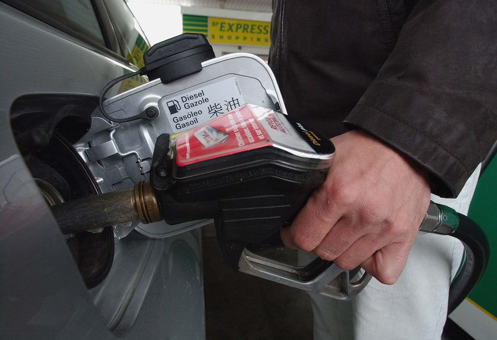 «La moitié du prix de votre plein d’essence, ce sont des taxes incompressibles qui partent à Berne», explique notamment Martin Stucky.