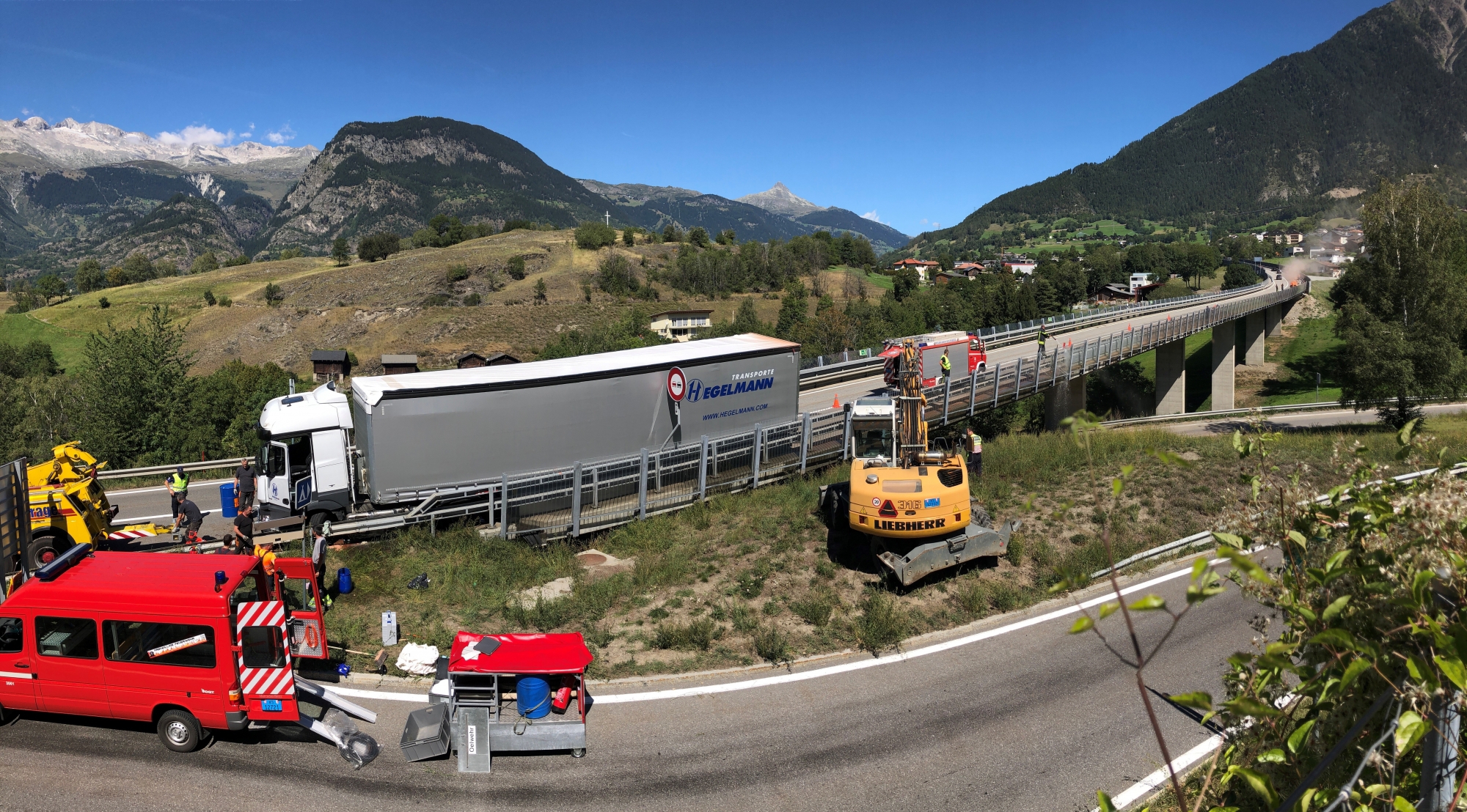 Le camion s'est arrêté contre les glissières de sécurité sur la voie de gauche.