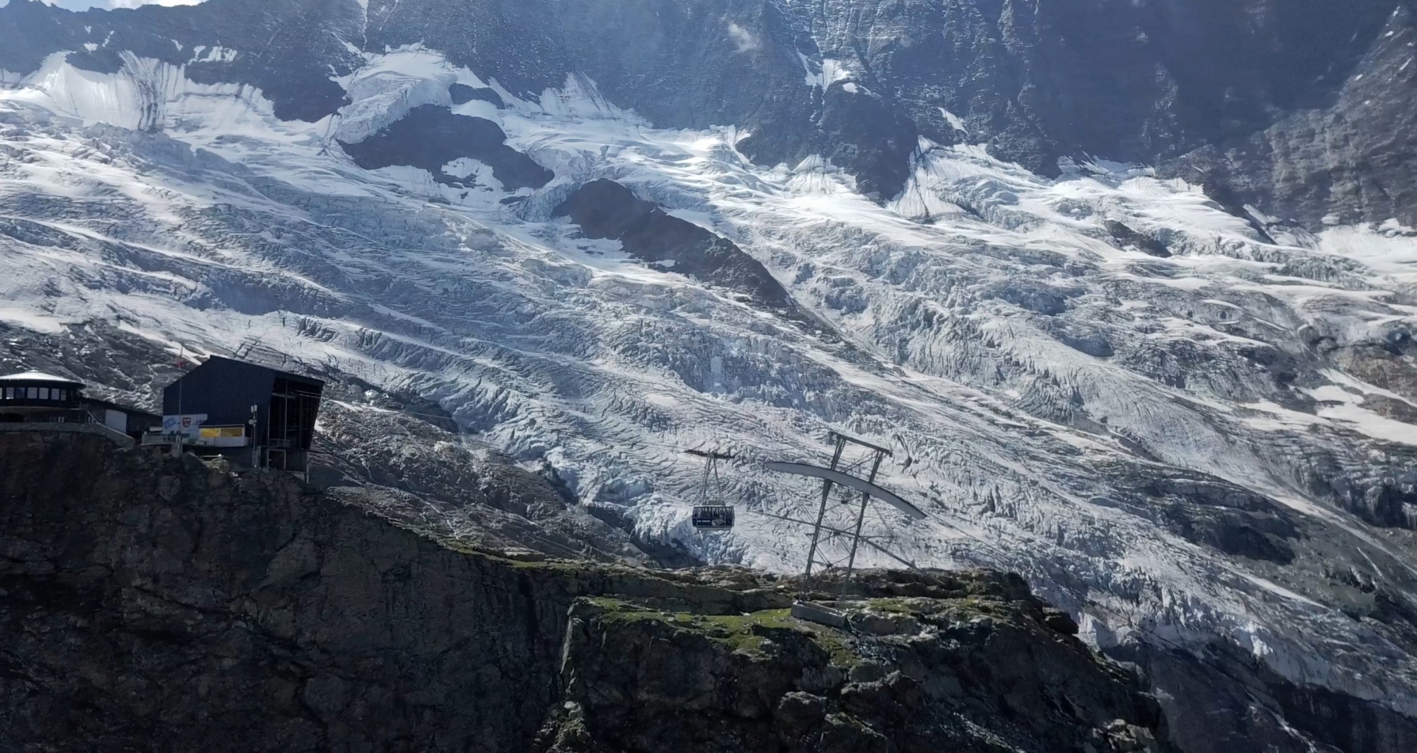 Saas Fee en été et vu des airs. Beau non?