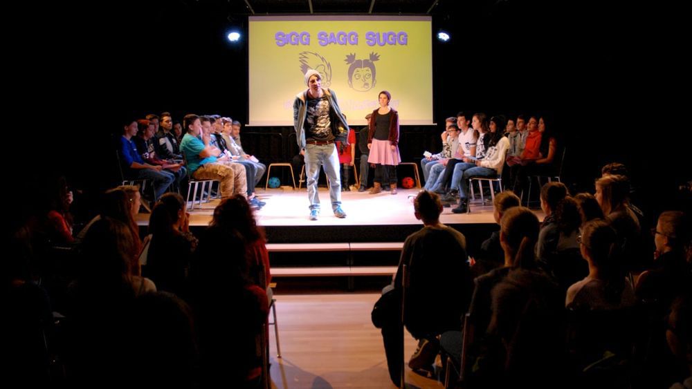 «Sigg Sagg Sugg», de la troupe bâloise Reactor, invite les élèves sur scène.