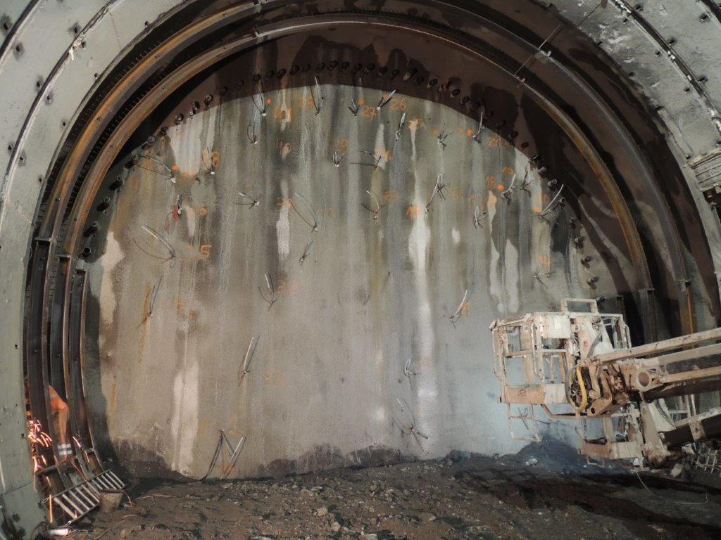 En parallèle au lancement de la transformation du tunnel du Vispertal, le percement du tunnel de Riedberg (notre photo) avance.