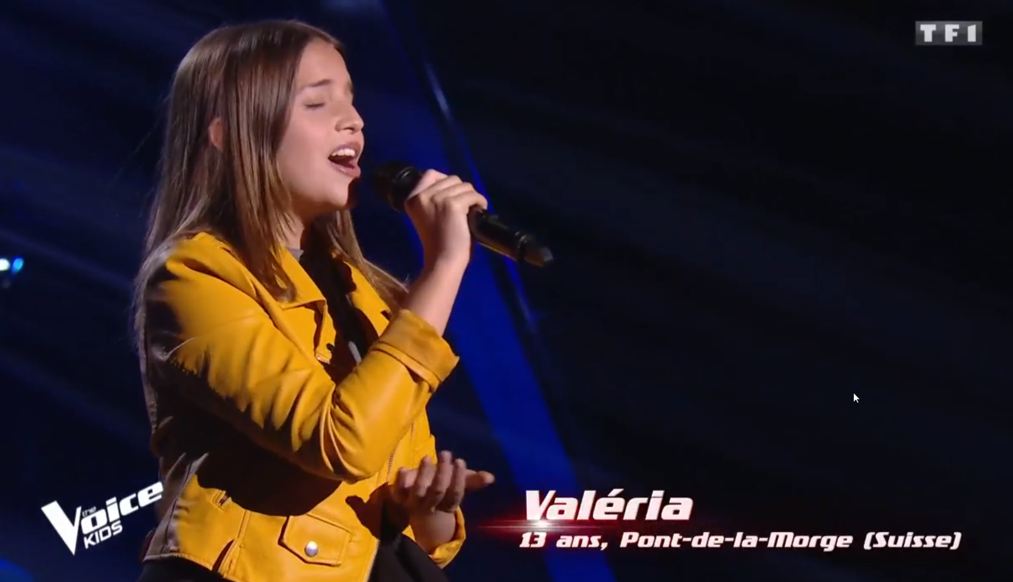 La jeune Valaisanne a séduit TF1 avec une voix mature et étincelante.