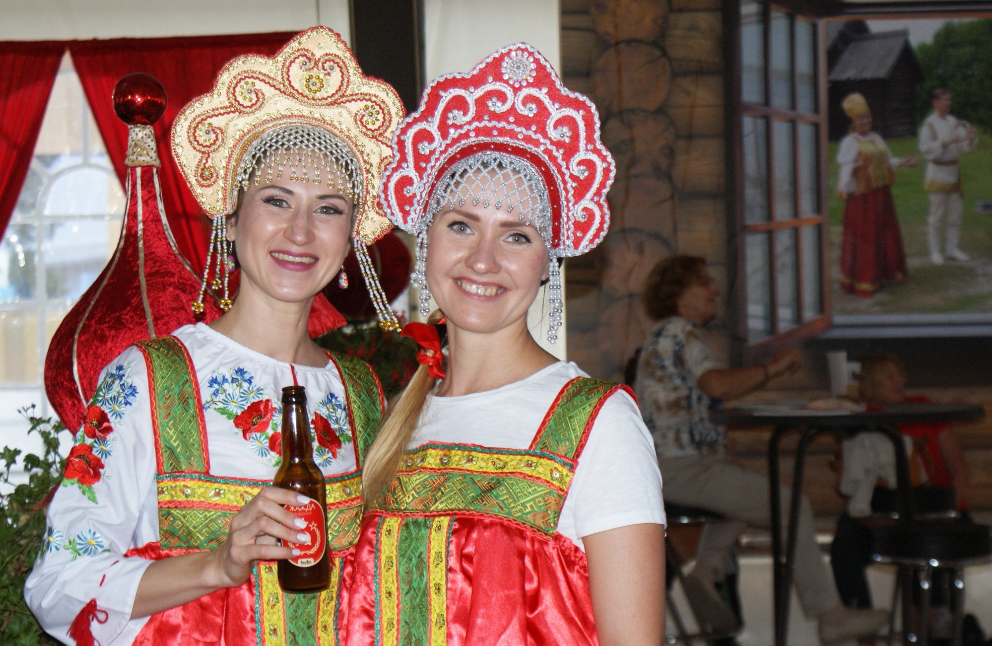 Maria et Rimma, tout sourire, accueillent les visiteurs dans la Datcha, construite et décorée spécialement sur la place principale de Vetrograd, où les visiteurs de passage peuvent déguster une bière spéciale estampillée d’un drapeau russe légèrement revu et corrigé pour l’occasion.