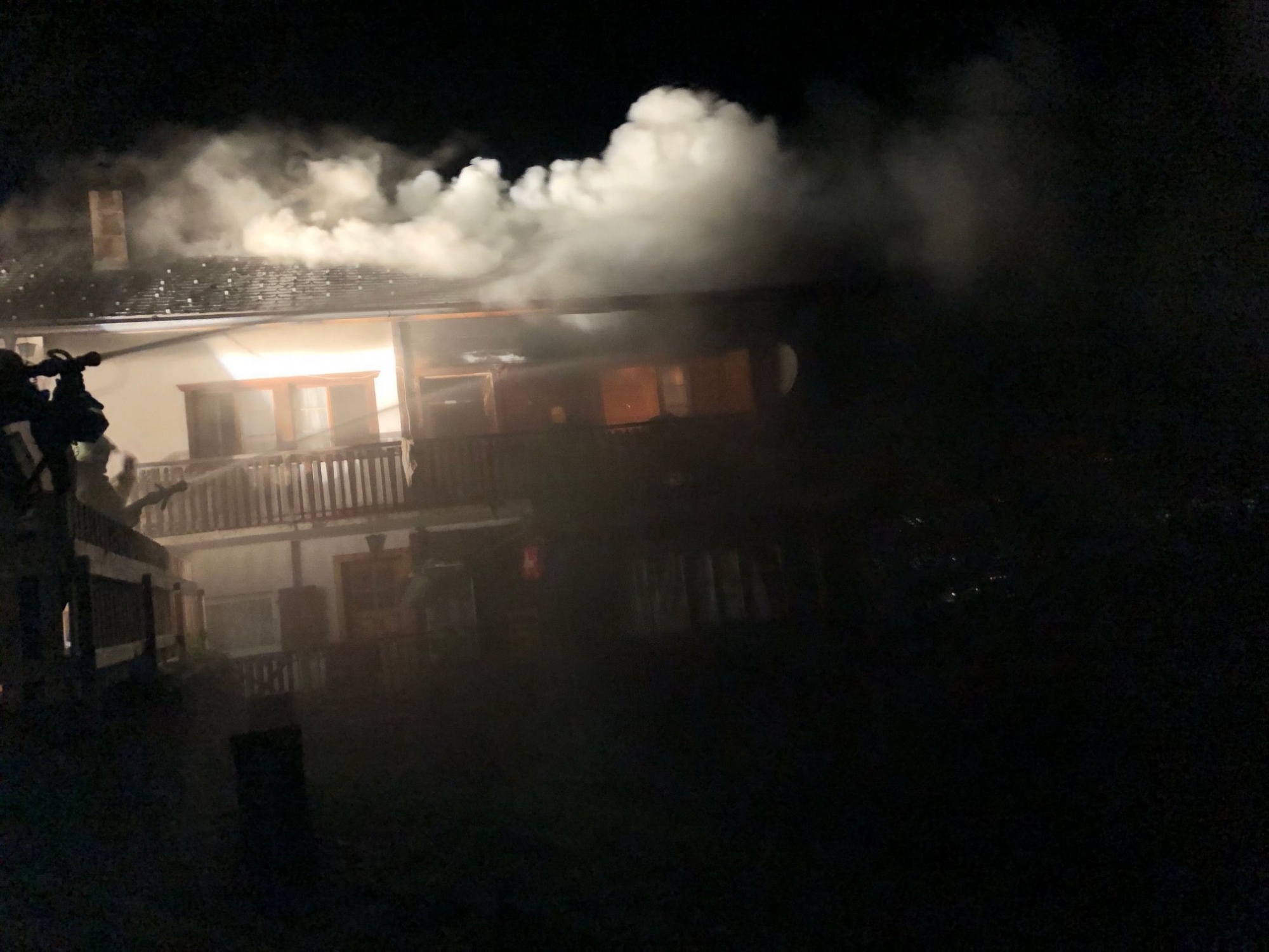 L'incendie d'une habitation a fait un blessé léger dimanche soir à Vex.