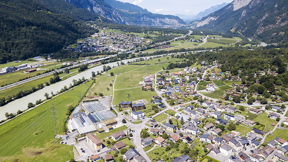 Collonges (au premier plan) et Evionnaz font partie des communes englobées dans le projet de Grand Martigny. Mais si fusion il devait y avoir, Saint-Maurice garde les faveurs des villageois, malgré le récent vote négatif des Collondzins.