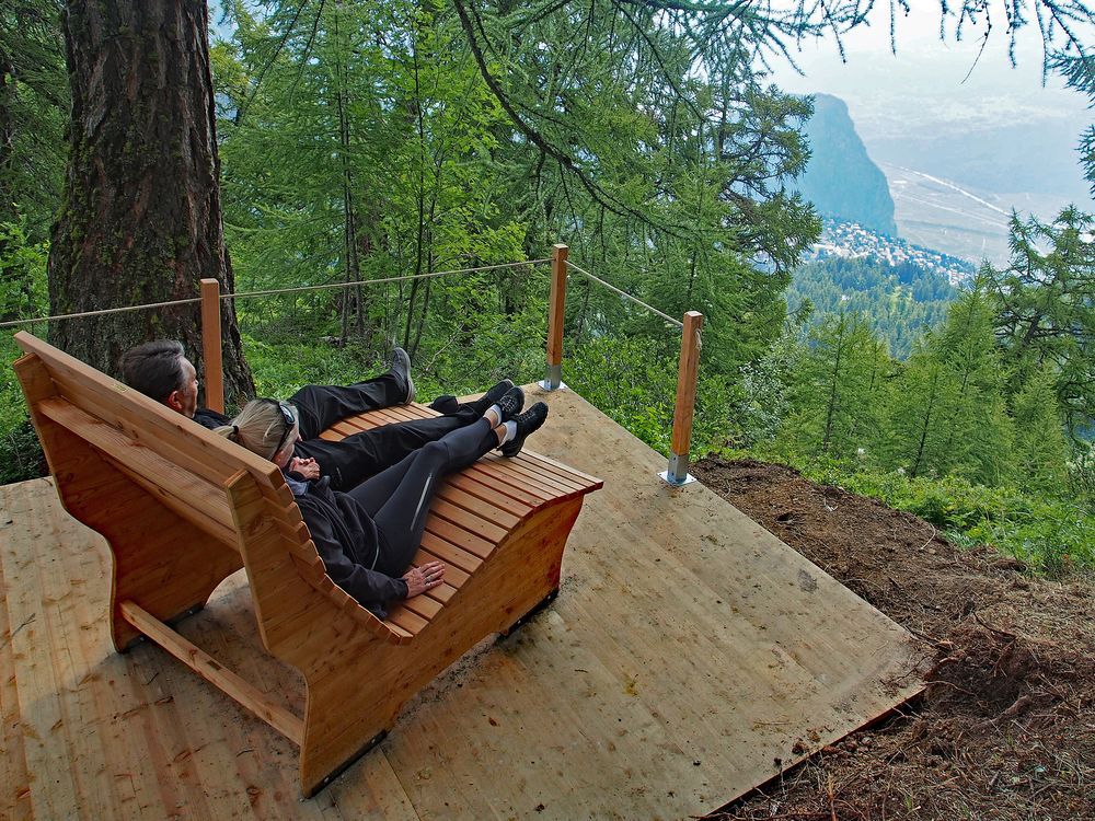 L'un des îlots de détente du parc offre une vue imprenable sur la vallée du Rhône.