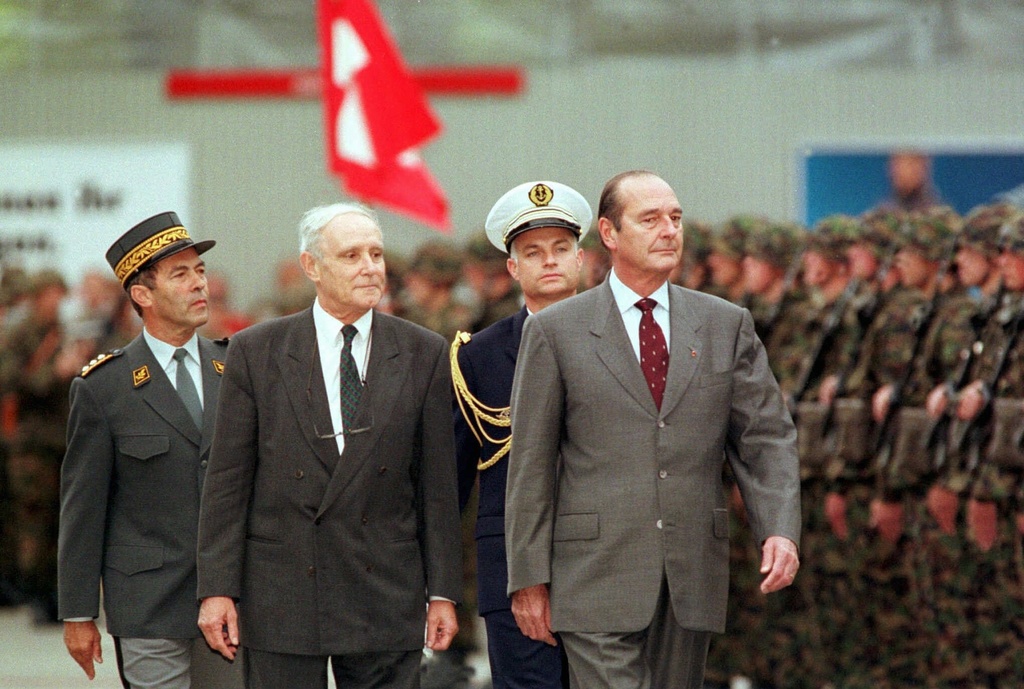 Le 28 octobre 1998, le président français Jacques Chirac est accueilli par Flavio Cotti, président de la Confédération suisse. (Archives)