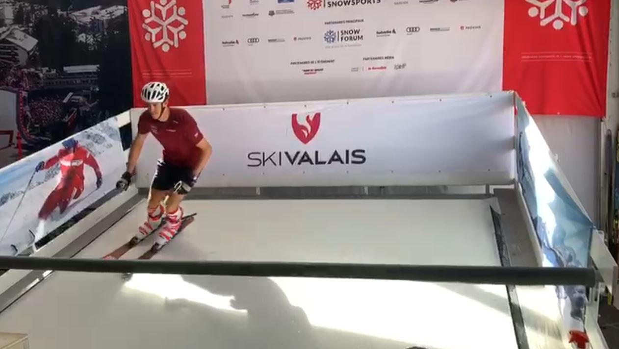 Ramon Zenhäusern s'est essayé au ski sur tapis à la Foire du Valais.