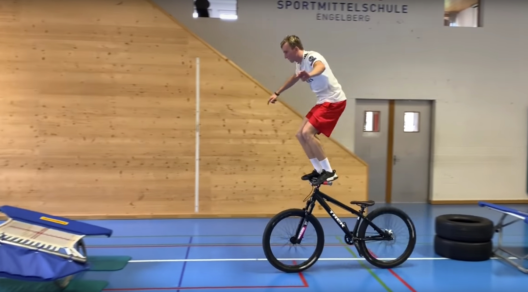 Andri Ragettli est un sportif de haut niveau qui s'entraîne dur. Mais il aime mettre un peu de folie dans ses sessions.