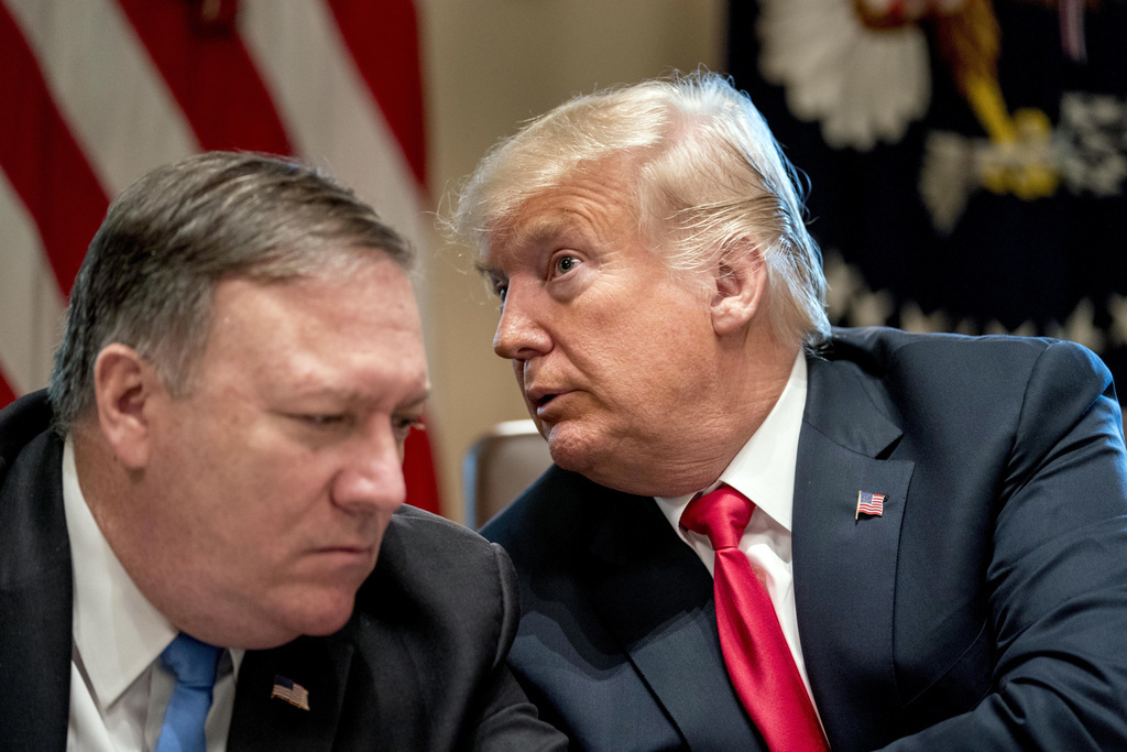 Le président américain Donald Trump (à droite) et son secrétaire d'Etat Mike Pompeo sont visés par une enquête du Sénat américain.