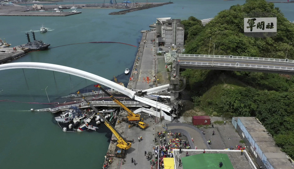 Le pont s'est écroulé soudainement, faisant plusieurs blessés et disparus.