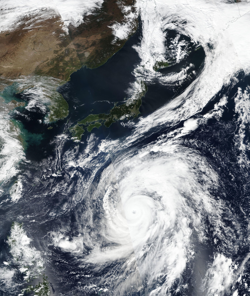 Selon les météorologues japonais, il s'agit de l'un des plus puissants typhons observé ces dernières décennies dans la région.