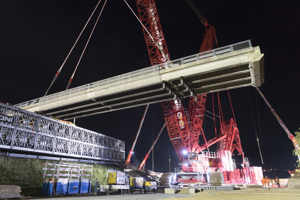 La grue géante a pu déplacer la nouvelle structure de 230 tonnes.