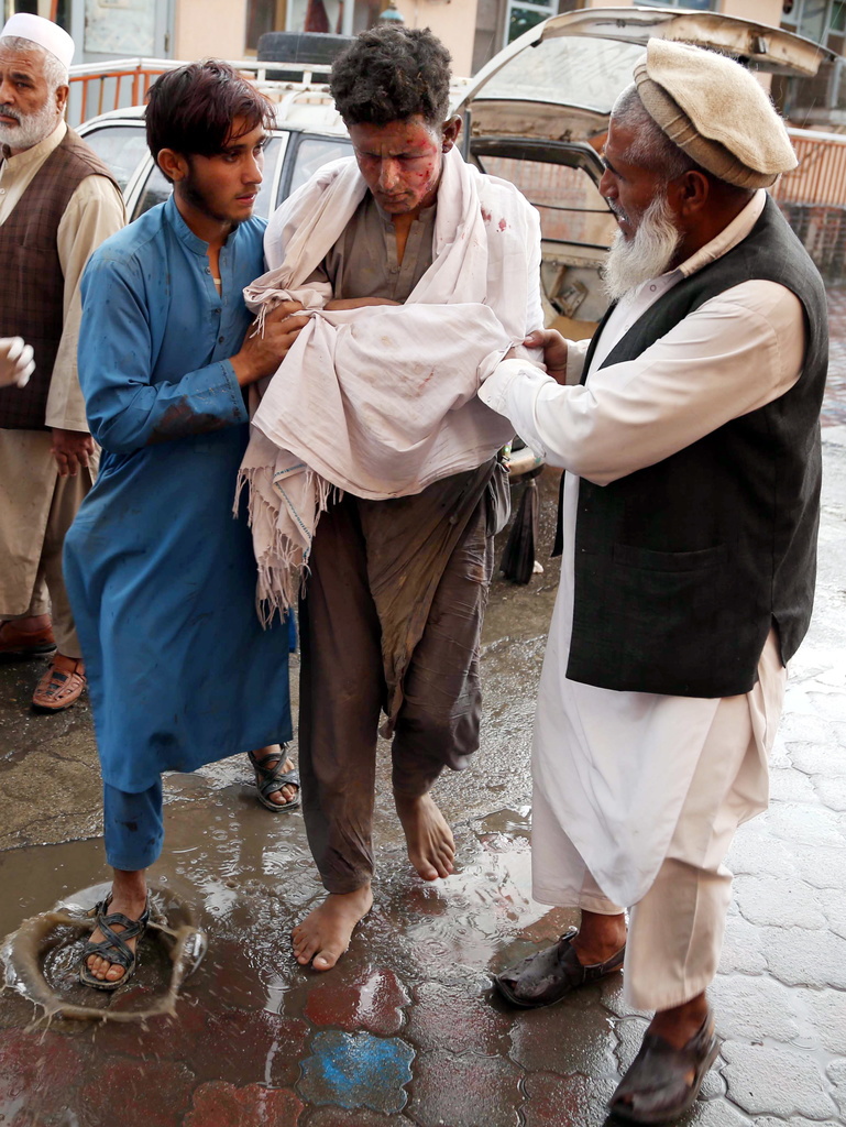 L'attentat commis contre une mosquée en Afghanistan a fait au moins 62 morts et 33 blessés.