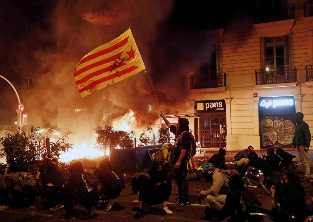 Des barricades ont été élevées dans plusieurs rues par des centaines de manifestants catalans.