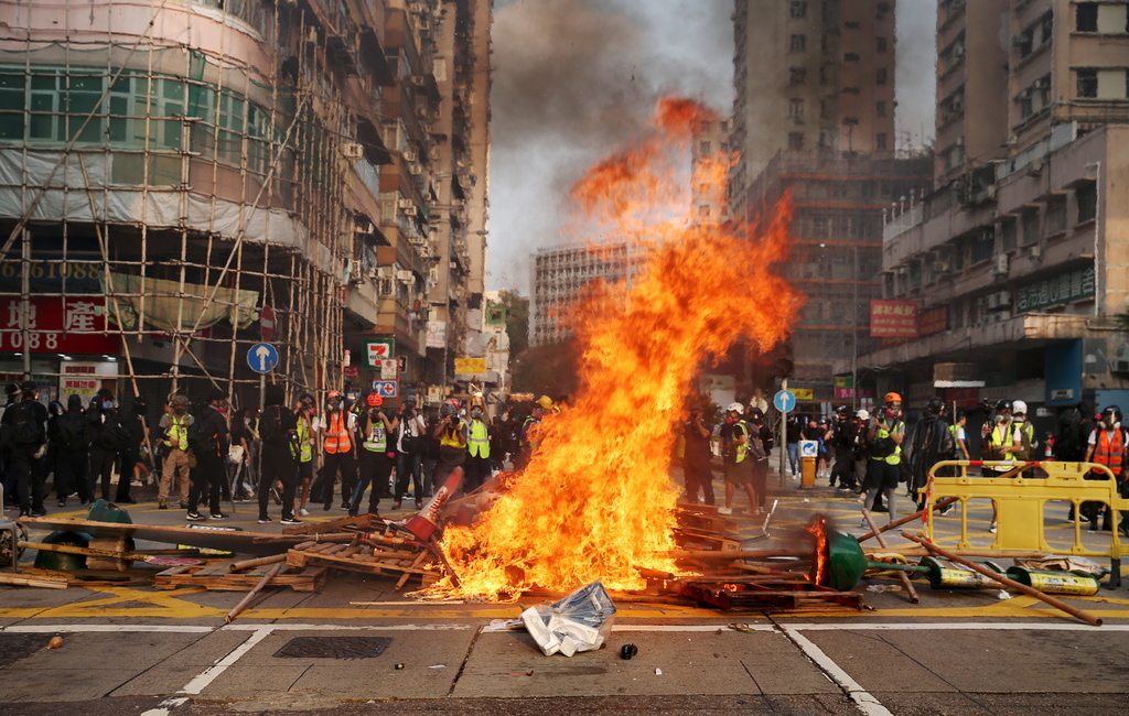 Des groupes de manifestants radicaux ont jeté des cocktails Molotov sur un poste de police, des stations de métro et des banques chinoises.