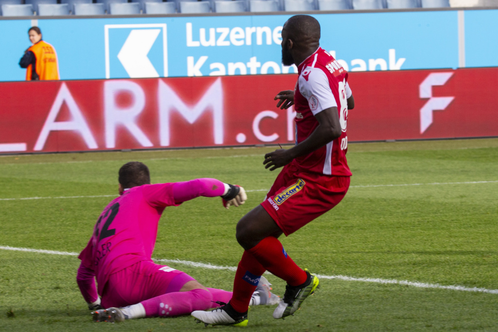 Seydou Doumbia bat Markus Müller,le gardien du FC Lucerne.