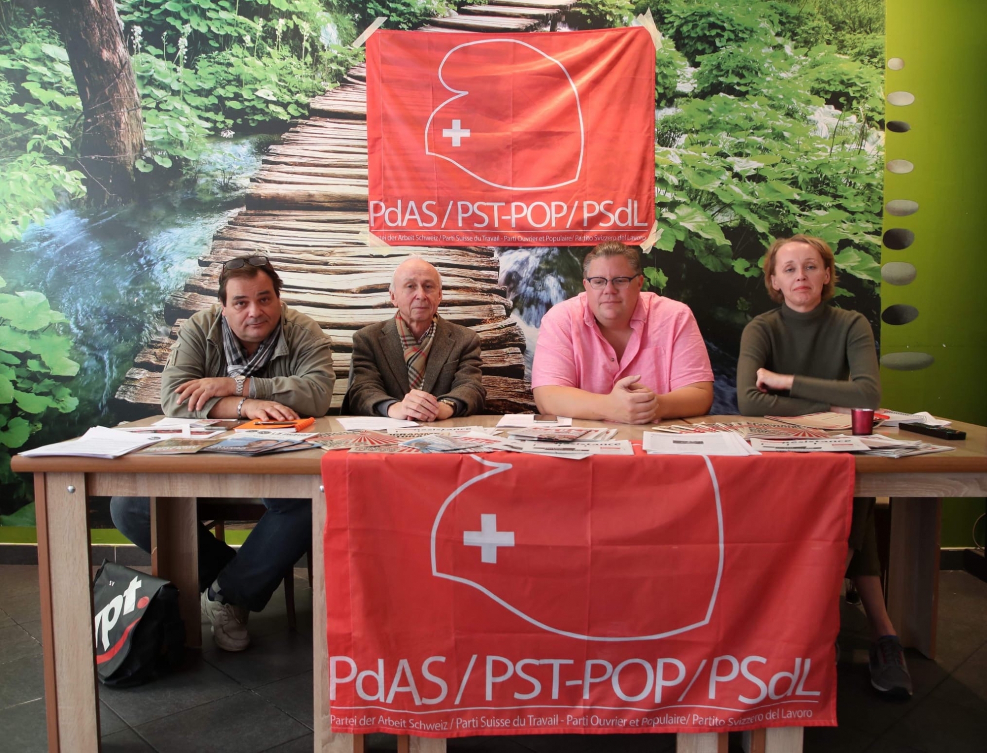 Frédéric Nouchi, Jean-Marie Meilland, Christophe Grand (secrétaire du Parti suisse du travail) et Alexandra Gay lors de la présentation du POP Valais.