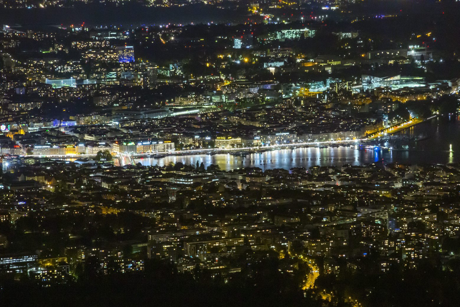 Photographie de nuit de la ville de Geneve depuis le Saleve, montagne des Prealpes situee dans le departement de la Haute-Savoie en France, ce mercredi, 25 septembre 2019. Demain soir, 149 communes : 45 genevoises, 79 françaises et 25 vaudoises, n allumeront pas leur eclairages public, partiellement ou totalement. Ce non-allumage inedit s inscrit dans le cadre de l operation " la nuit est belle ". Il s agit de la plus importante operation du genre jamais realisee en Europe. Le but du projet est de sensibiliser a la problematique de l eclairage artificiel excessif qui bouleverse les rythmes biologique de la faune et de la flore. (KEYSTONE/Magali Girardin) La nuit est belle