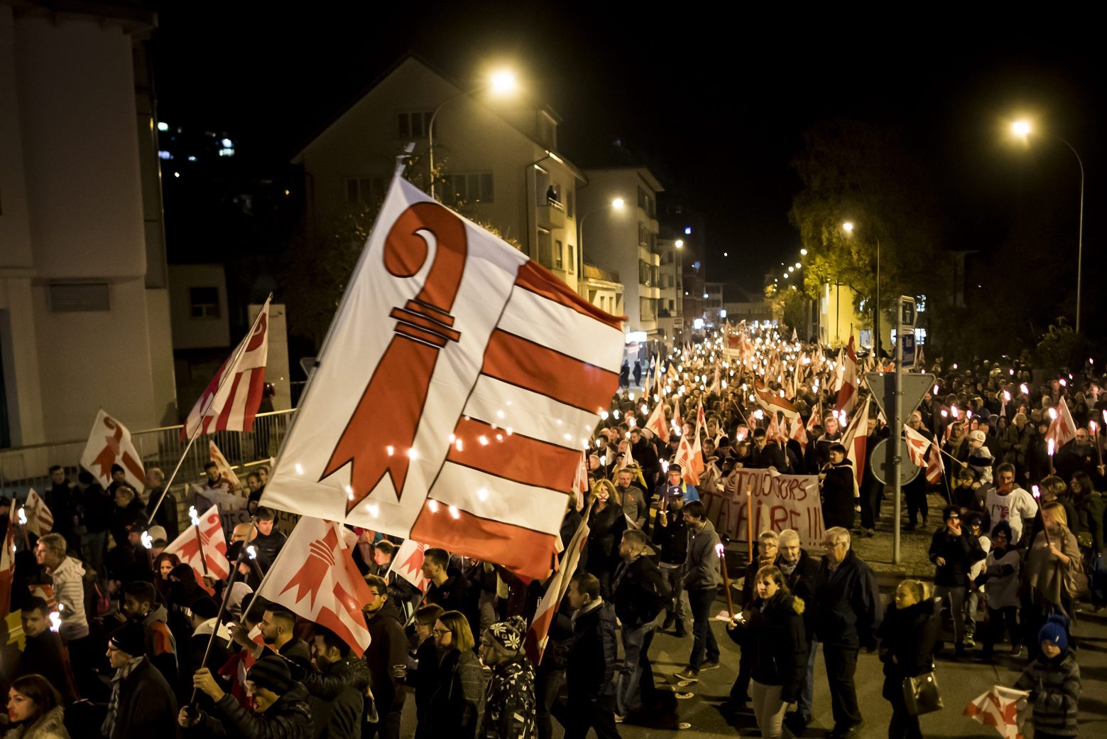 ARCHIVBILD ZUR WIEDERHOLUNG DER ABSTIMMUNG UEBER DIE KANTONSZUGEHOERIGKEIT VON MOUTIER AM 21. JUNI 2020, AM MITTWOCH, 2. OKTOBER 2019 - Des personnes manifestent lors d'une marche silencieuse aux flambeaux suite a la decision de la prefete du Jura bernois d'invalider le vote du 18 juin 2017 sur l'appartenance cantonale de Moutier ce vendredi 9 novembre 2018 a Moutier. (KEYSTONE/Jean-Christophe Bott) SCHWEIZ MOUTIER KANTONSZUGEHOERIGKEIT