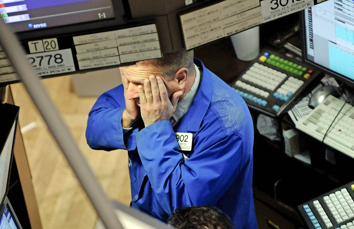 A trader works on the floor of the New York Stock Exchange at the start of the trading day in New York, New York, USA, on 07 October 2008. Stock market trading around the world Tuesday was uneven as investors appeared uncertain where to turn next in the ongoing international financial turmoil and new trouble spots emerging. In data underlining the extent of the crisis, the International Monetary Fund warned that US financial sector losses could total 1.4 trillion dollars as a housing crisis at the centre of the global turmoil has yet to reach its peak.  (KEYSTONE/EPA/JUSTIN LANE) USA WALL STREET