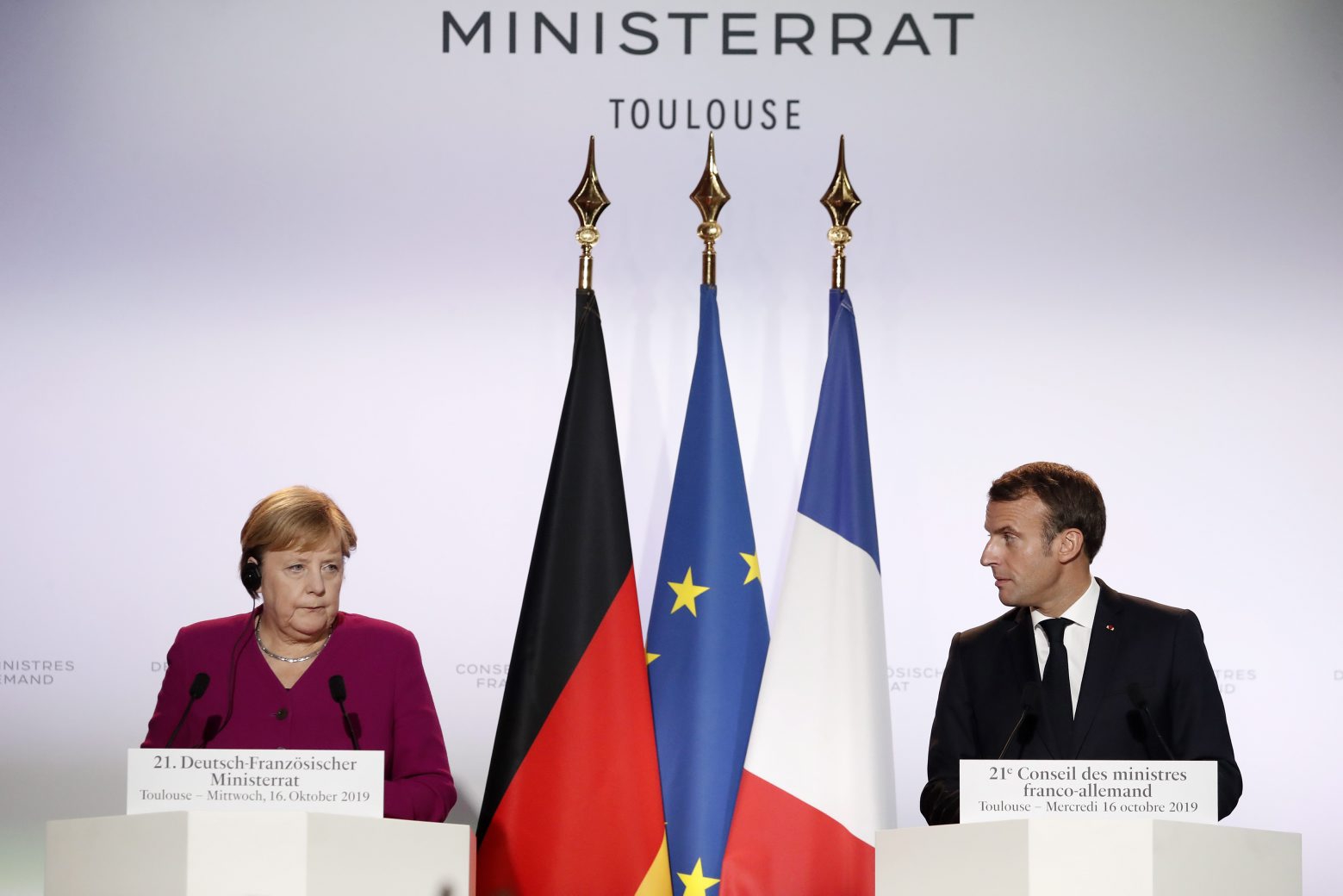 epa07925777 French President Emmanuel Macron (R) and German Chancellor Angela Merkel (L) hold a press conference following a German-French Ministerial Council at the Haute-Garonne Prefecture in Toulouse, France, 16 October 2019, one day before a key EU summit that may approve a divorce deal with Britain.  EPA/GUILLAUME HORCAJUELO FRANCE GERMANY DIPLOMACY