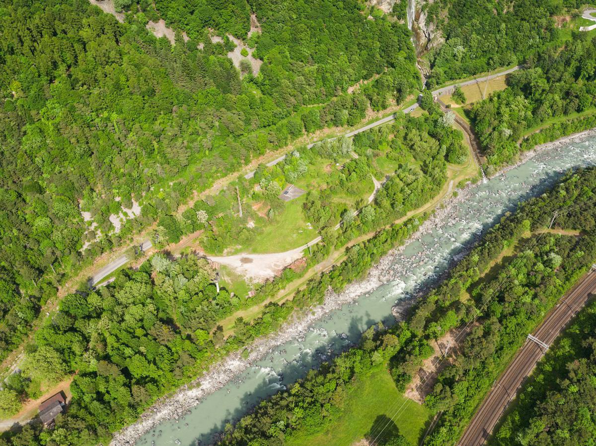 Le site de forage (triangle gris) se situe sur le canton de Vaud, mais selon les conditions du sous-sol, une partie du forage pourrait se retrouver sur le territoire valaisan.