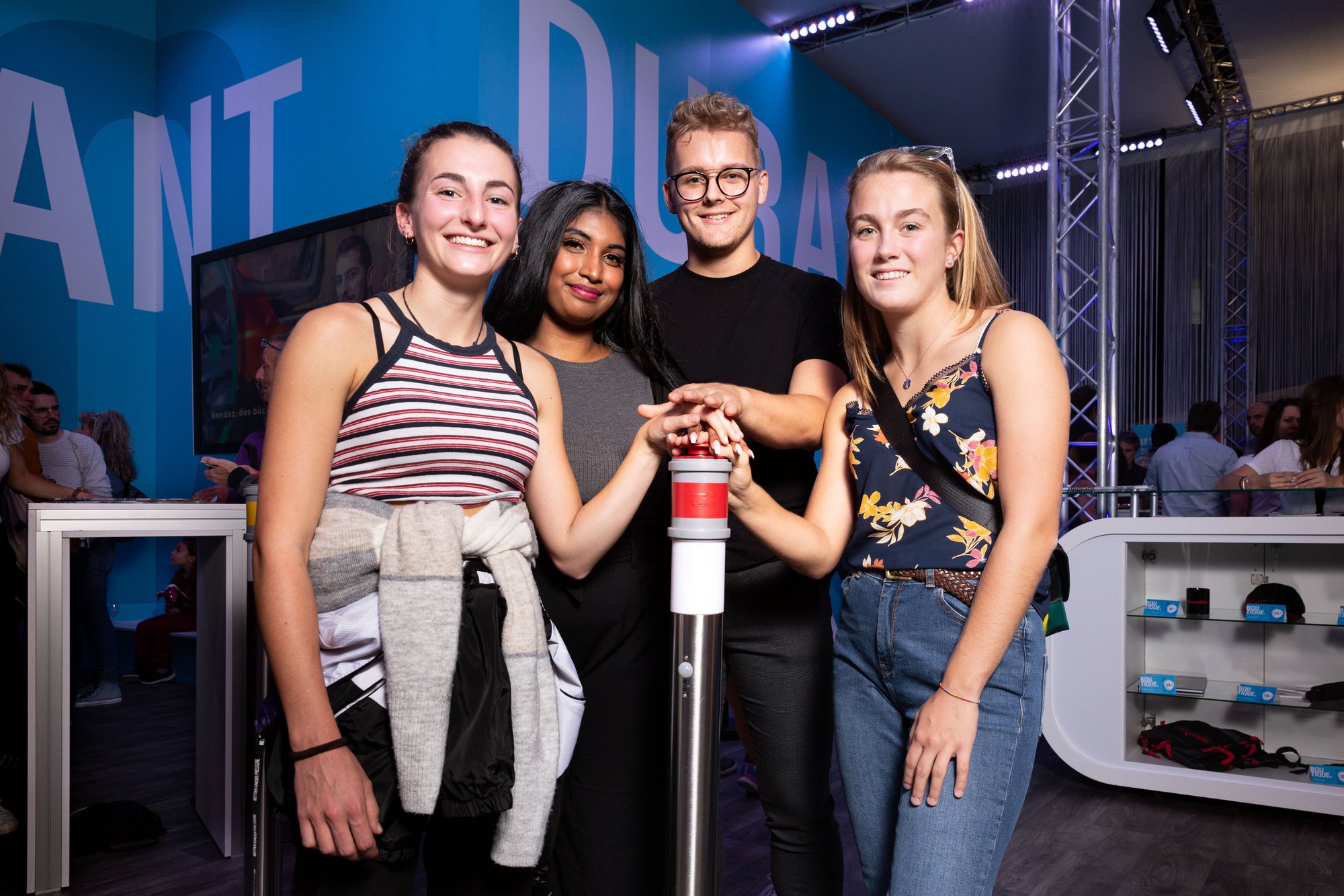 Elisa Zucchinetti, Nivetha Thavarasa, Jérémie Demierre et Léa Schopfer de l'ECCG de Monthey ont été proclamés gagnants, samedi sur le stand du Nouvelliste à la Foire du Valais.