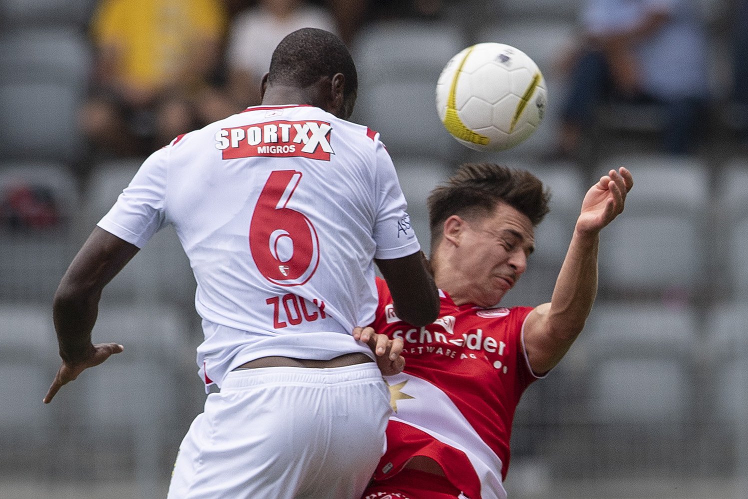 Christian Zock impose sa puissance contre Basil Stillhart dans un duel aérien lors du match entre le FC Sion et le FC Thoune.