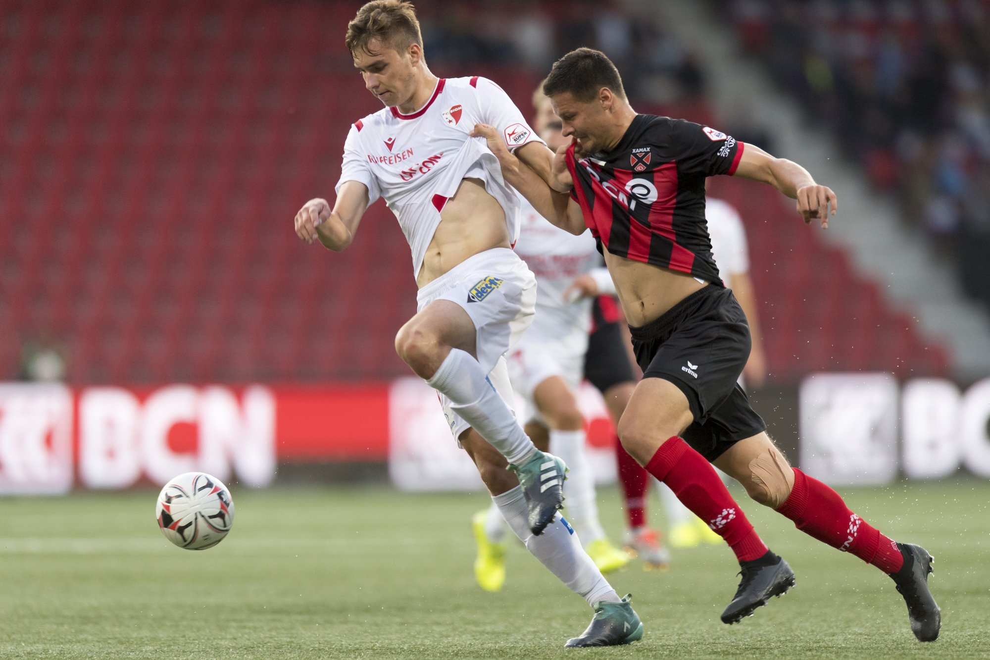 Duel d'internationaux lettons à La Maladière entre Roberts Uldrikis, l'attaquant du FC Sion, et Marcis Oss, le défenseur de Neuchâtel Xamax.