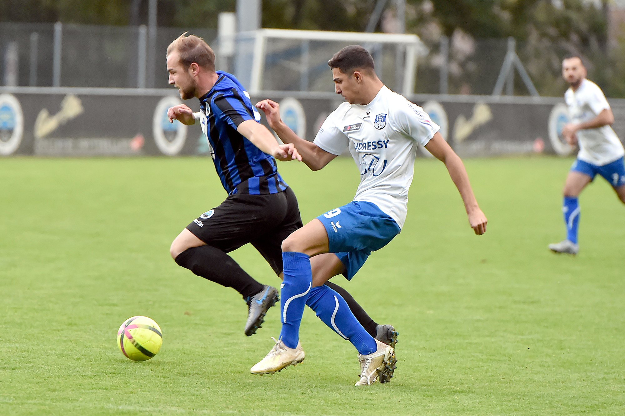 Do Nascimento se bat pour récupérer le ballon dans le derby face à l'US Port-Valais.