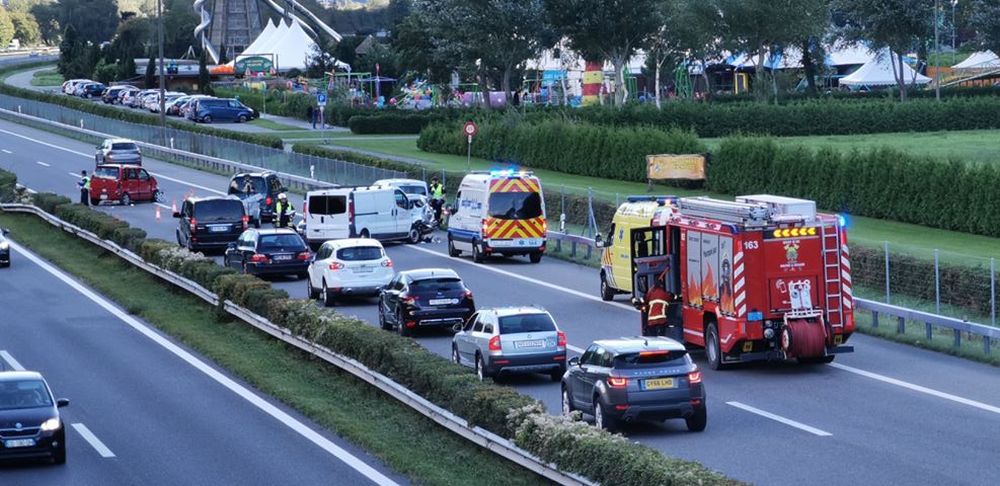 L'accident a impliqué quatre véhicules. Deux personnes ont été blessées.